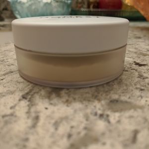 Honest loose blurring powder